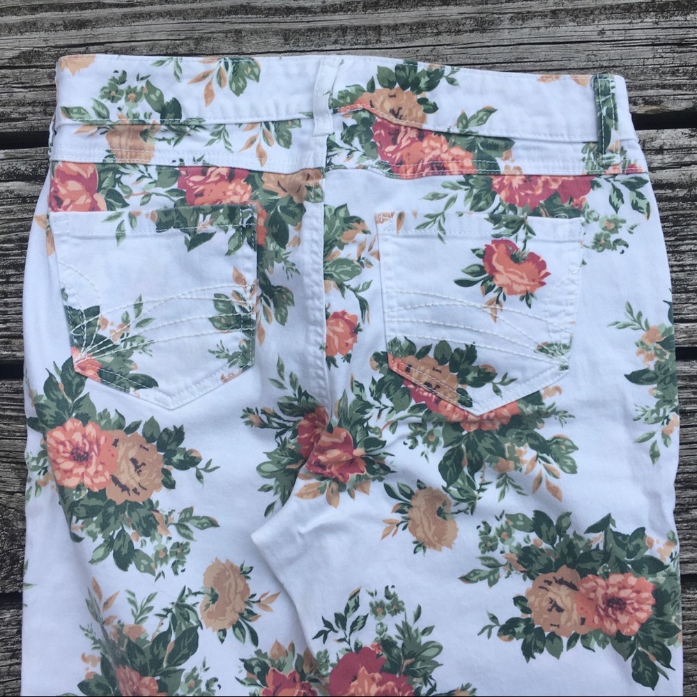 Metaphor | Floral Capris - Picture 5 of 7